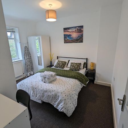 Fantastic 3-Bedroom House In London Morden  Kültér fotó