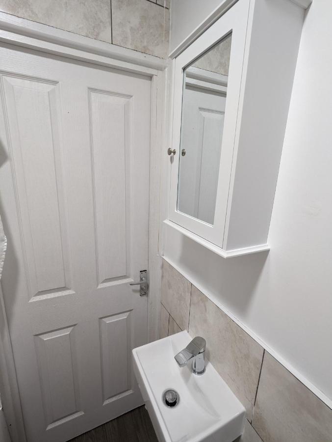 Fantastic 3-Bedroom House In London Morden  Kültér fotó