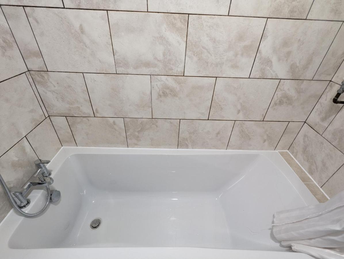 Fantastic 3-Bedroom House In London Morden  Kültér fotó
