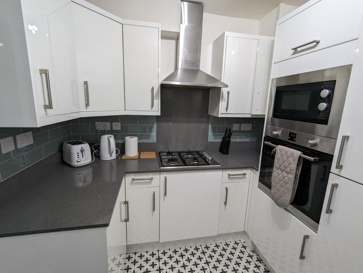 Fantastic 3-Bedroom House In London Morden  Kültér fotó