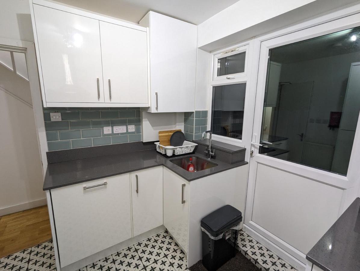 Fantastic 3-Bedroom House In London Morden  Kültér fotó