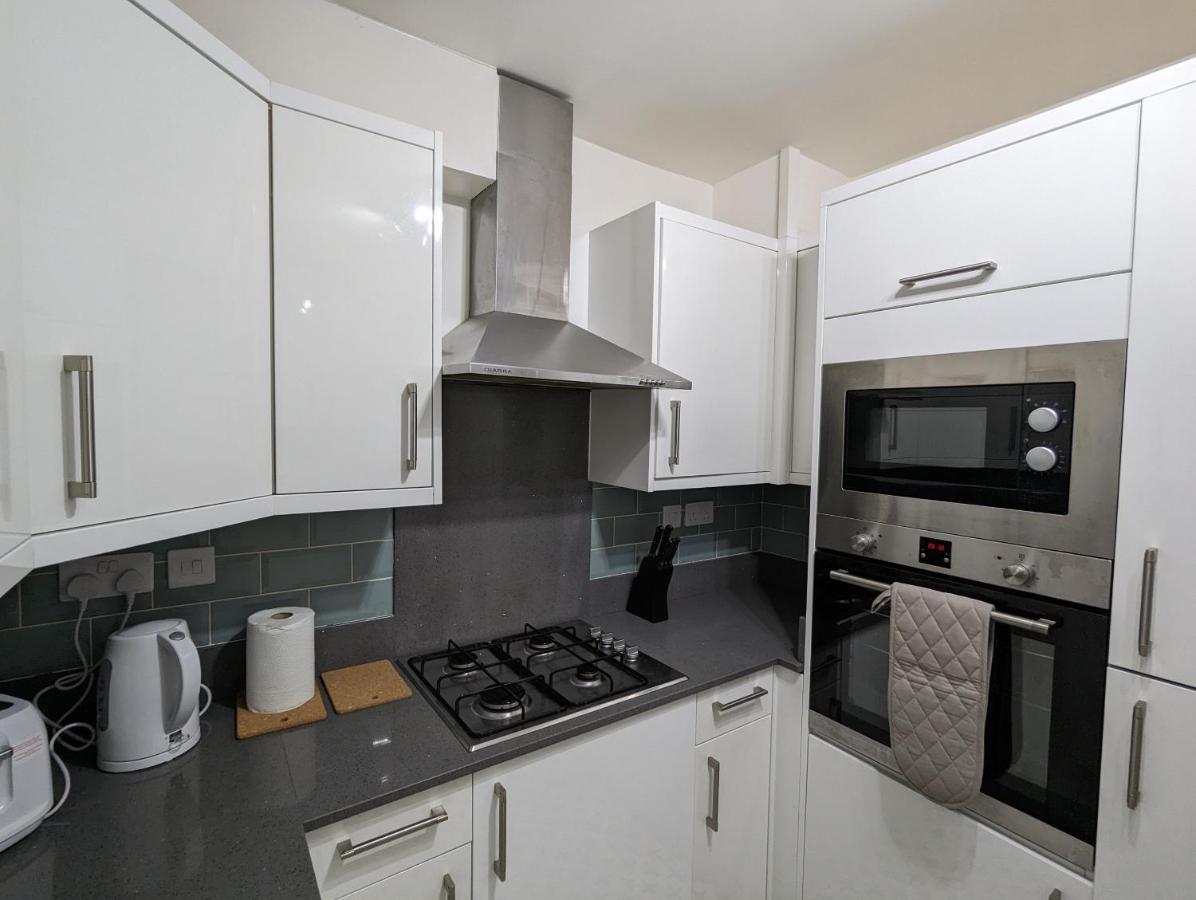 Fantastic 3-Bedroom House In London Morden  Kültér fotó
