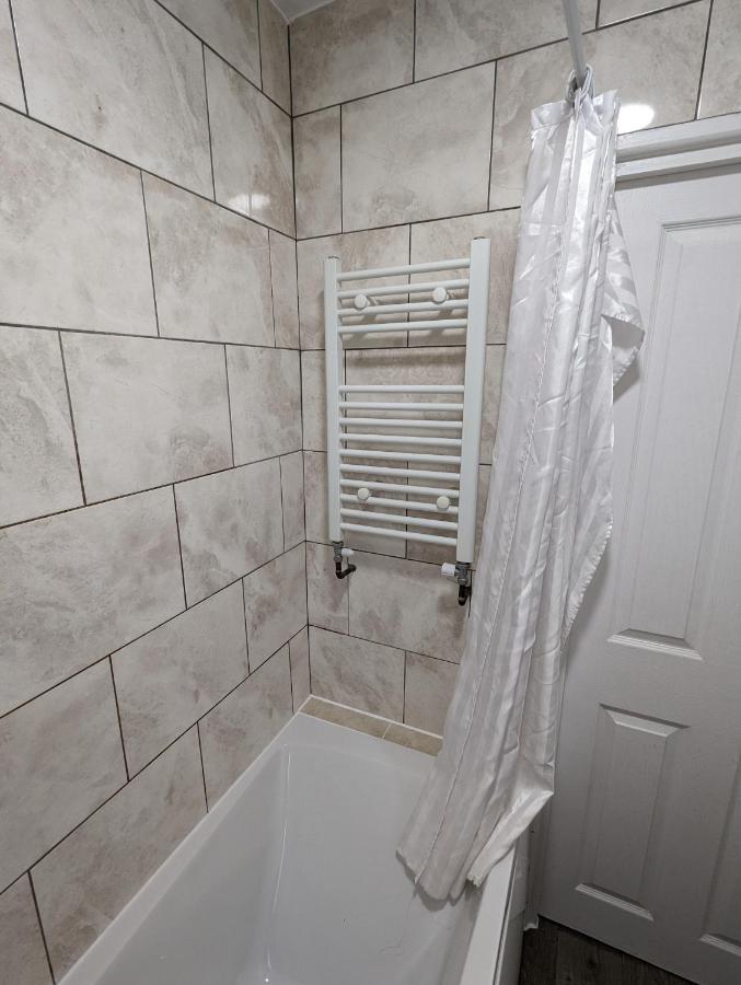 Fantastic 3-Bedroom House In London Morden  Kültér fotó
