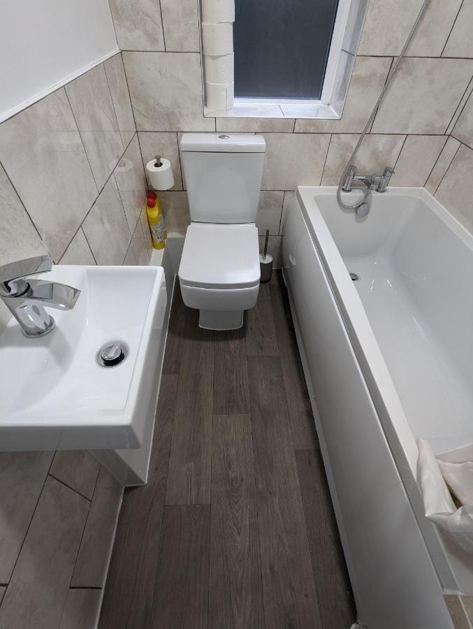 Fantastic 3-Bedroom House In London Morden  Kültér fotó