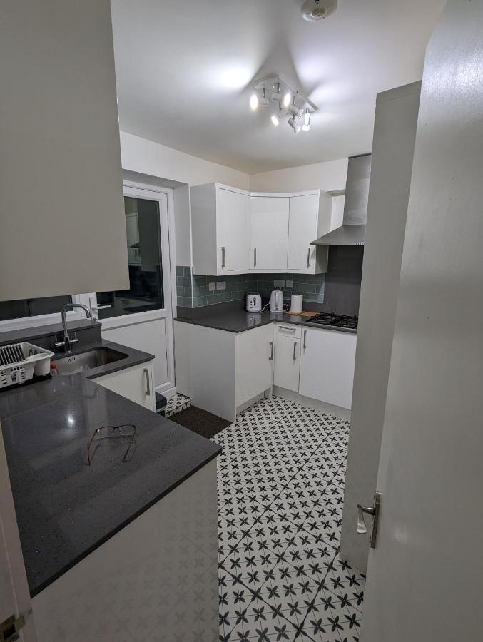 Fantastic 3-Bedroom House In London Morden  Kültér fotó