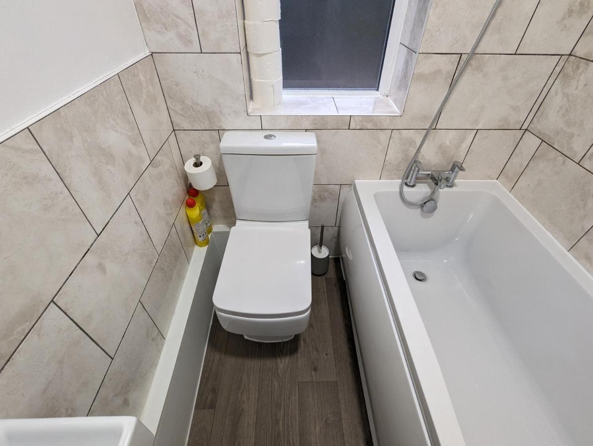 Fantastic 3-Bedroom House In London Morden  Kültér fotó