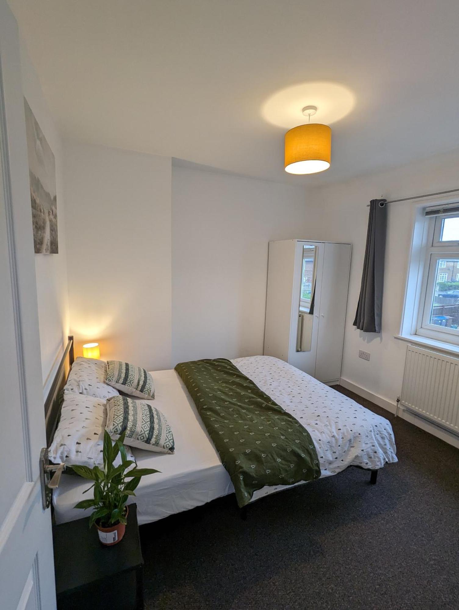 Fantastic 3-Bedroom House In London Morden  Kültér fotó