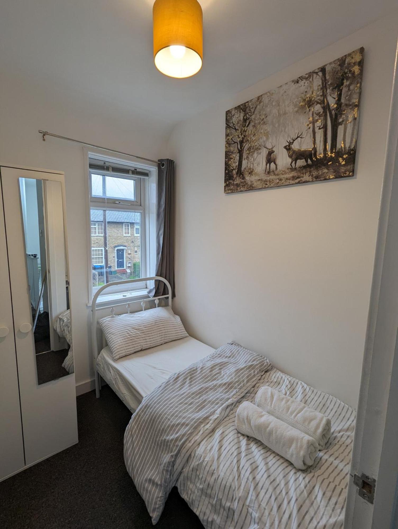Fantastic 3-Bedroom House In London Morden  Kültér fotó